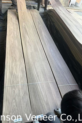 Taç kesilmiş Amerikan Ceviz Fineri Doğal AA Derecesi Kalınlığı 0.42 mm Hafif renk